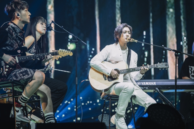 가수 김현중이 랜선 콘서트를 하였다.  [사진 = 헤네치아]