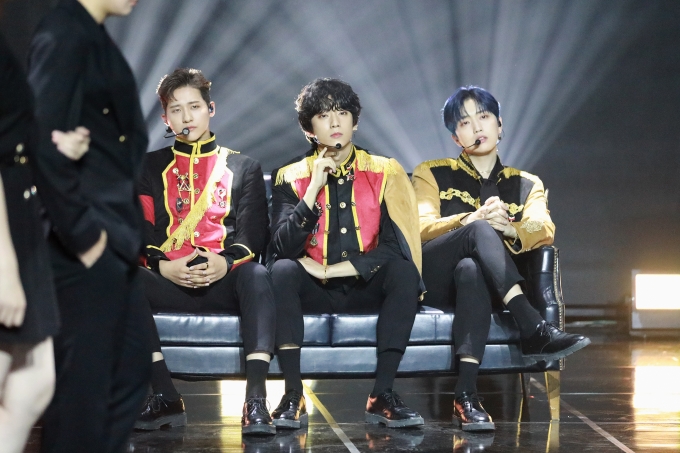 B1A4(신우, 산들, 공찬)가 19일 오후 네 번째 정규 앨범 'Origine' 발매 기념 쇼케이스에서 멋진 무대를 선보이고 있다.  [더블유엠엔터테인먼트 ]