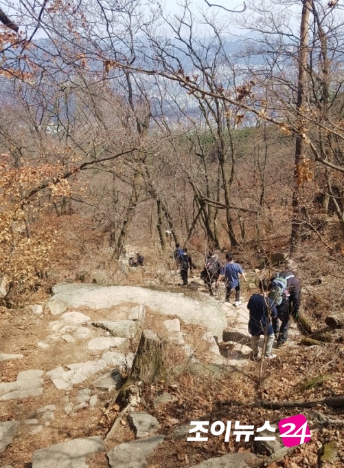 산악인 홍석택과 함께한 제1회 조이트레킹 교실에서 삼삼오오 산행을 즐기는 참가자들