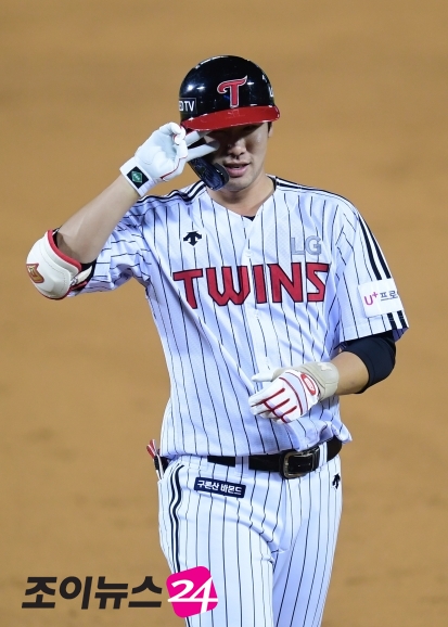 LG 트윈스 외야수 홍창기가 4일 서울 잠실야구장에서 열리는 2020 신한은행 SOL KBO 준플레이오프(3전 2승제) 1차전 두산 베어스와의 경기에 1번타자 중견수로 선발출전한다. [사진=정소희기자]