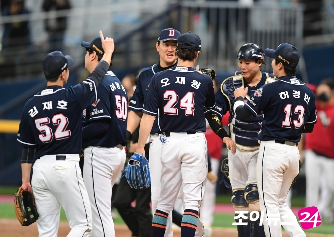 10일 오후 서울 고척스카이돔에서 열린  '2020 KBO리그 포스트시즌 플레이오프 두산 베어스 대 kt 위즈의 2차전 경기가 4-1 두산의 승리로 끝났다. 두산이 2연승을 달성한 가운데 기뻐하는 두산 선수들. [사진=정소희 기자]