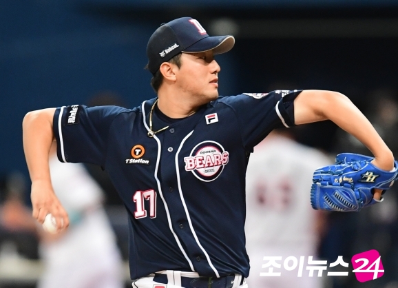 두산 베어스 우완 홍건희가 10일 서울 고척 스카이돔에서 열린 2020 신한은행 SOL KBO 포스트시즌 플레이오프(5전 3승제) 2차전 KT 위즈와의 경기에서 역투하고 있다. [사진=정소희기자]