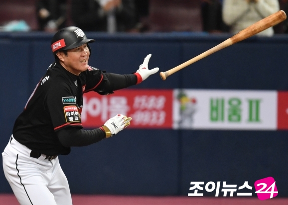 KT 위즈 베테랑 타자 유한준이 12일 서울 고척 스카이돔에서 열린 2020 KBO 포스트시즌 플레이오프 3차전 두산 베어스와의 경기에서 8회초 결승타를 기록하며 팀의 5-2 승리를 이끌었다. [사진=조성우기자]