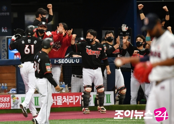 KT 위즈가 12일 서울 고척스카이돔에서 열린 2020 신한은행 SOL KBO 플레이오프 3차전 두산 베어스와의 경기에서 8회초 선취 득점 이후 기뻐하고 있다. [사진=조성우기자]