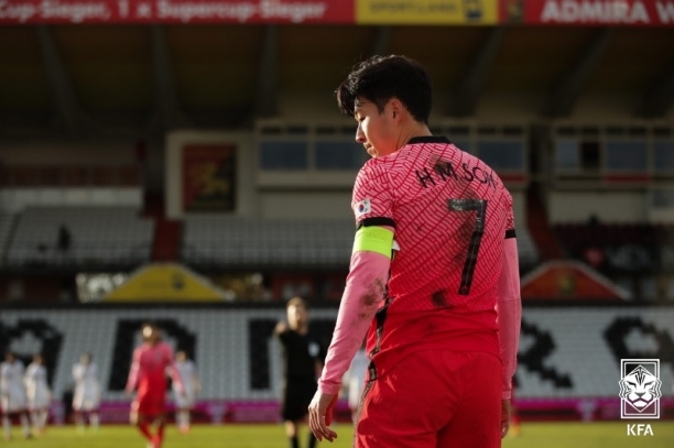축구대표팀 주장 손흥민(28, 토트넘 홋스퍼)이 17일(한국시간) 오스트리아의 BSFZ 아레나에서 열린 카타르와의 친선 경기에 선발출전해 1도움을 기록하며 한국의 2-1 승리를 이끌었다. [사진=대한축구협회]