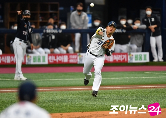 NC 다이노스 내야수 박석민이 18일 서울 고척 스카이돔에서 열린 2020 신한은행 SOL KBO 한국시리즈 2차전 두산 베어스와의 경기에서 2회초 송구 실책을 기록했다. [사진=조성우기자]