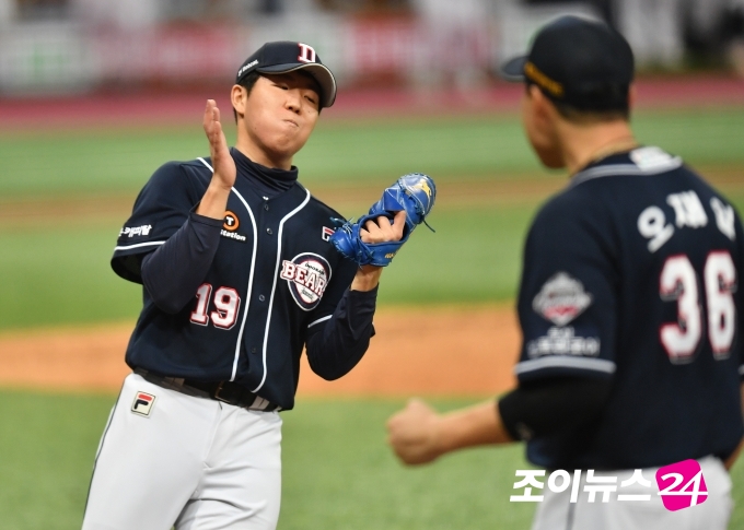 18일 서울 고척스카이돔에서 2020 KBO리그 포스트시즌 한국시리즈 2차전 두산 대 NC의 경기가 열렸다. NC 9회초 공격 5-4 상황, 2사 주자 1,2루서 두산 마무리 투수 김민규가 박민우를 삼진아웃시키며 경기를 끝낸 뒤 박수치고 있다. [사진=조성우 기자]