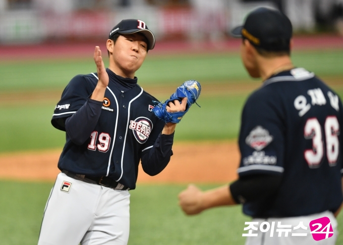 18일 서울 고척스카이돔에서 2020 KBO리그 포스트시즌 한국시리즈 2차전 두산 대 NC의 경기가 열렸다. NC 9회초 공격 5-4 상황, 2사 주자 1,2루서 두산 마무리 투수 김민규가 박민우를 삼진아웃시키며 경기를 끝낸 뒤 박수치고 있다. [사진=조성우 기자]