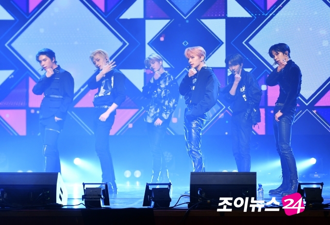 보이그룹 베리베리가 21일 오후 서울 구로아트밸리에서 열린 온택트 컬래버레이션 콘서트 '조이천사콘서트'에서 멋진 무대를 선보이고 있다.
