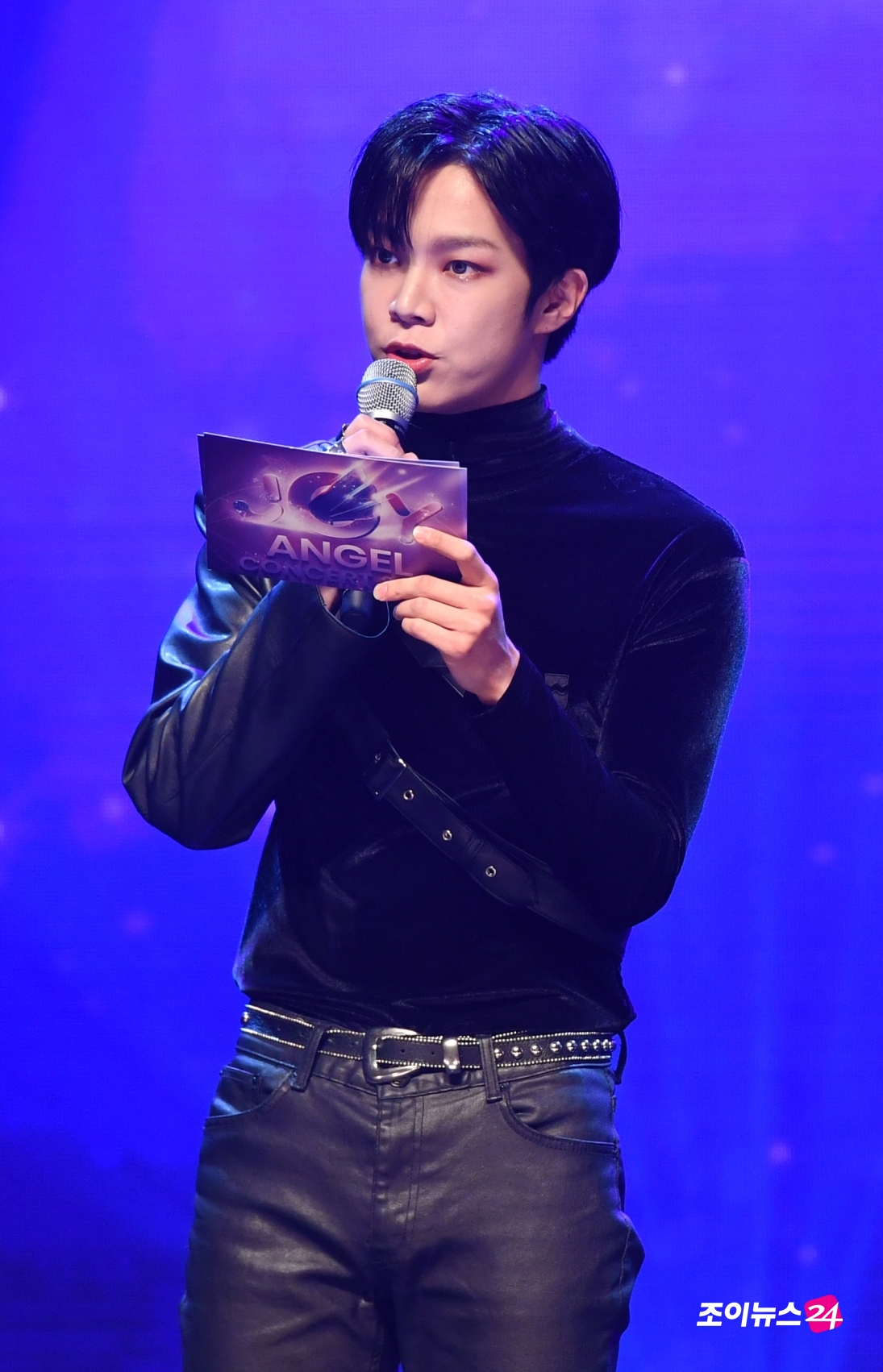 베리베리 동헌이 21일 오후 서울 구로아트밸리에서 열린 온택트 컬래버레이션 콘서트 '조이천사콘서트'에서 오프닝 MC로 참석하고 있다.