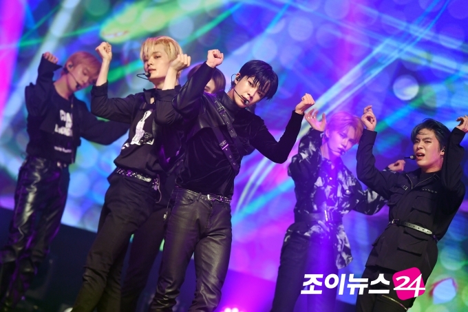 보이그룹 베리베리(VERIVERY)가 21일 오후 서울 구로아트밸리에서 열린 온택트 컬래버레이션 콘서트 '조이천사콘서트'에서 멋진 무대를 선보이고 있다.