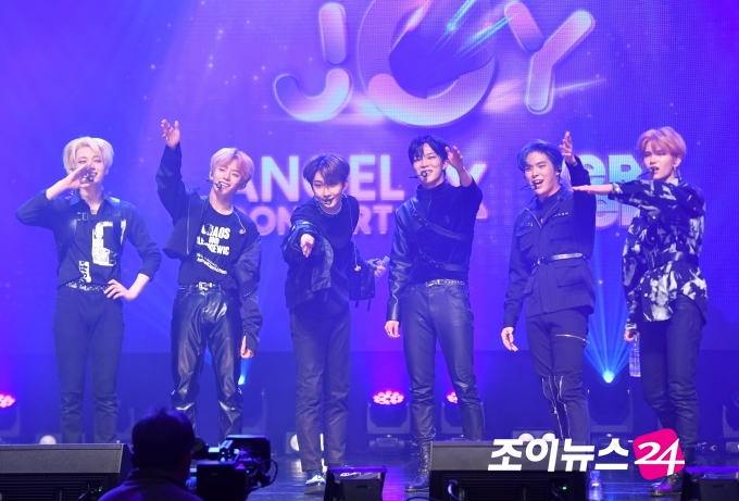 보이그룹 베리베리(VERIVERY)가 21일 오후 서울 구로아트밸리에서 열린 온택트 컬래버레이션 콘서트 '조이천사콘서트'에서 멋진 무대를 선보이고 있다.