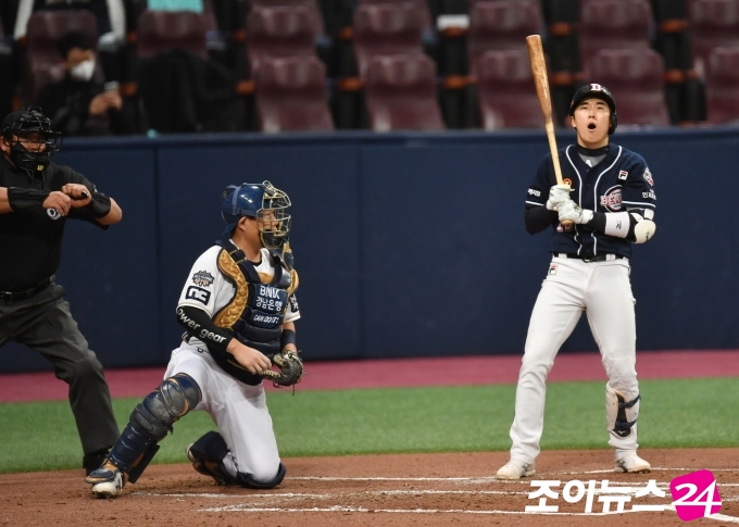 24일 서울 고척스카이돔에서 2020 KBO리그 포스트시즌 한국시리즈 6차전 두산 대 NC의 경기가 열렸다. 두산 2회초 공격 1사 주자 만루서 허경민이 삼진아웃을 당한 뒤 깜짝 놀라고 있다.