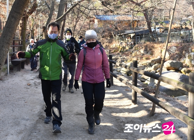 고품격 엔터테인먼트 경제지 조이뉴스24가 28일 오전 서울 강북구 우이동 만남의 광장에서 '산악인 오은선과 함께 하는 '2020 희망찾기 등산·트레킹 교실'을 개최했다. 박겸수 강북구청장과 오은선 대장이 이야기를 나누며 우이령길로 향하고 있다.