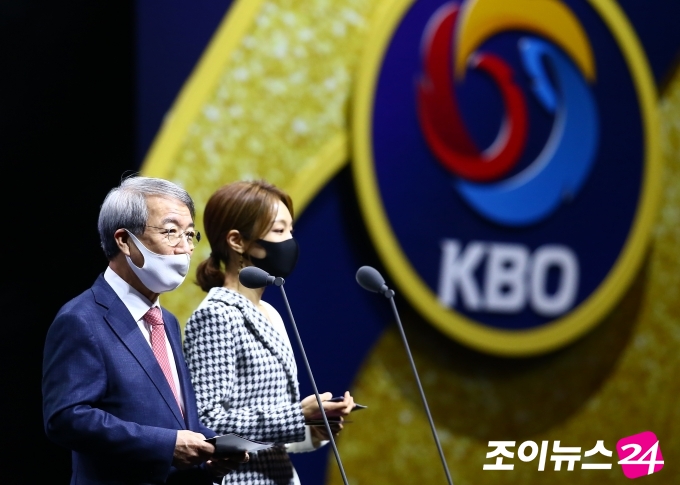 정운찬 KBO 총재가 11일 서울 삼성동 코엑스에서 열린 2020 KBO 골든글러브 시상식에서 인사말을 하고 있다. [KBO]