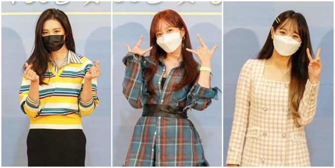 가수 선미, 하니, 츄가 '달리는 사이' 제잘발표회에 마스크를 쓴 채 참석했다. [사진=Mnet]
