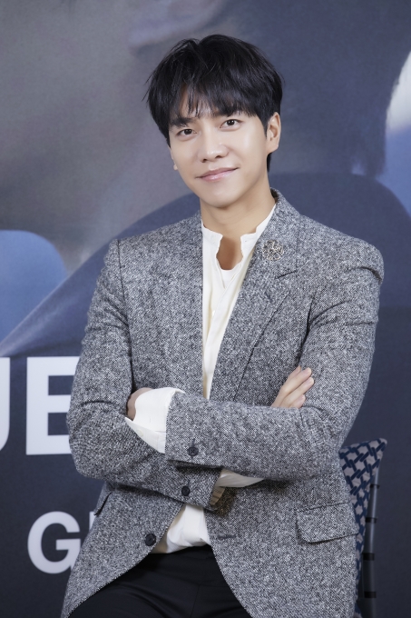 가수 이승기가 17일 오후 정규 7집 'THE PROJECT'(더 프로젝트) 발매 기념 온라인 기자간담회에서 포즈를 취하고 있다. [사진=후크엔터테인먼트]