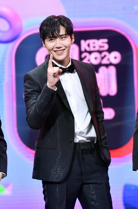 24일 오후 서울 영등포구 여의도 KBS에서 열린 '2020 KBS 연예대상' 시상식에서 '1박 2일' 팀 김선호가 멋진무대를 선보이고 있다. [사진 제공=KBS]