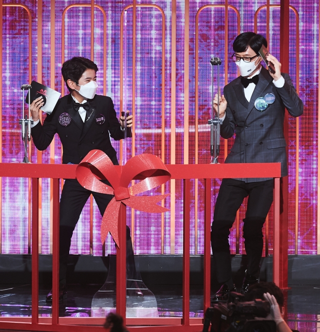 유재석과 김강훈이 29일 오후 MBC에서 진행된 '2020 MBC 방송연예대상'에서 시상자로 참석하고 있다. [사진 제공=MBC]
