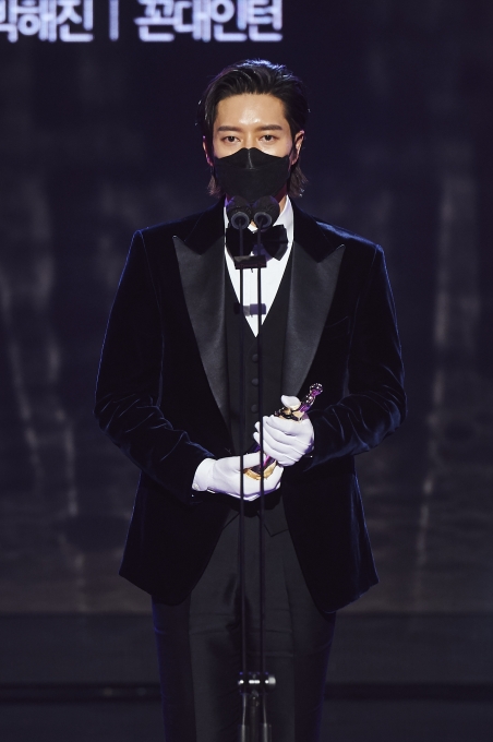 박해진이  30일 방송된 '2020 MBC 연기대상'에서 대상을 수상했다.  [사진=MBC ]