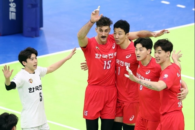 한국전력 선수들이 31일 열린 대한항공과 홈 경기 도중 공격 득점을 올린 뒤 환호하고 있다. [사진=발리볼코리아닷컴]