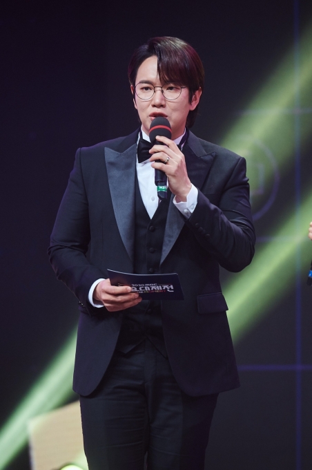 방송인 장성규가 31일 오후 일산MBC드림센터에서 진행된 '2020 MBC 가요대제전 : THE MOMENT'에 MC로 참석하고 있다. [사진=MBC]