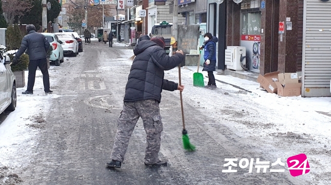 시민과 공무원들이 골목길에 쌓인 눈을 쓸고 있다 [사진 = 조이뉴스24 포토 DB]