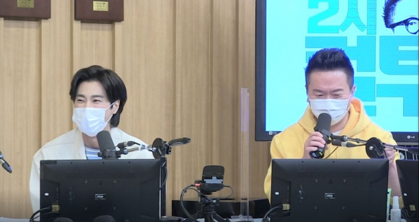 유노윤호(왼쪽)가 19일 방송된 SBS라디오 파워FM '두시탈출 컬투쇼'에 출연했다. [사진=SBS 고릴라디오]