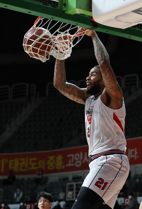 울산 현대모비스 숀 롱이 2020-21시즌 프로농구(KBL) 4라운드 최우수선수(MVP)로 선정됐다. 지난해 12월 3일 열린 고양오리온과 원정 경기 도중 롱이 덩크슛을 성공하고 있다. [사진=뉴시스]