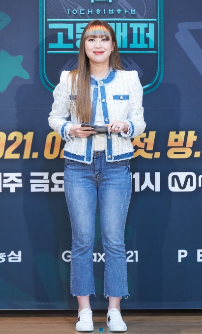 19일 온라인으로 진행된 Mnet 예능프로그램 '고등래퍼4' 제작발표회에서 지난 시즌의 우승자 이영지가 행사 MC로 참석해 포즈를 취하고 있다. [사진=Mnet]