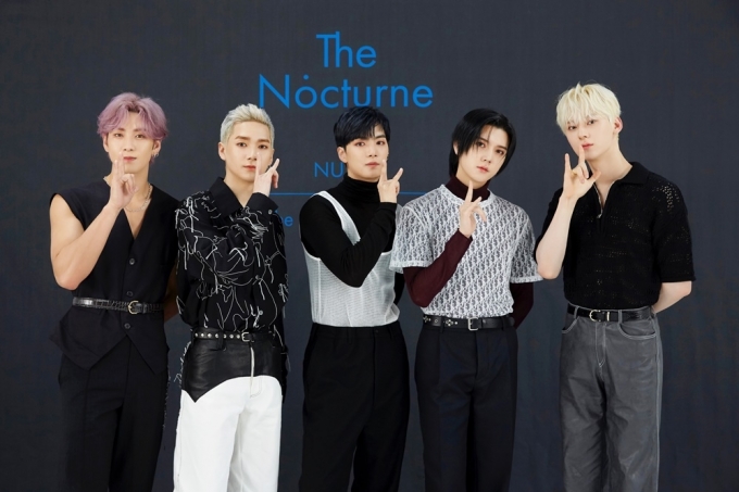 뉴이스트가 여덟번째 미니앨범 'The Nocturne' 발매 기념 쇼케이스에서 포즈를 취하고 있다. [사진=플레디스엔터테인먼트]