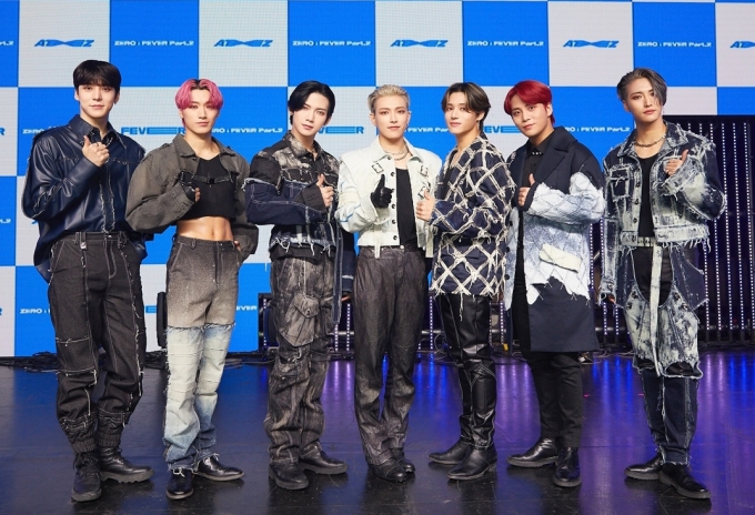 그룹 에이티즈(ATEEZ)가 2일 오후 온라인으로 진행된 미니 6집 앨범 '제로 : 피버 파트2'(ZERO : FEVER Part.2) 발매 기념 쇼케이스에 참석해 포토타임을 갖고 있다. [사진=KQ엔터테인먼트 ]