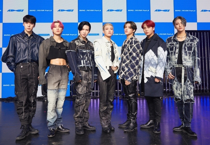 그룹 에이티즈(ATEEZ)가 2일 오후 온라인으로 진행된 미니 6집 앨범 '제로 : 피버 파트2'(ZERO : FEVER Part.2) 발매 기념 쇼케이스에 참석해 포토타임을 갖고 있다. [사진=KQ엔터테인먼트 ]