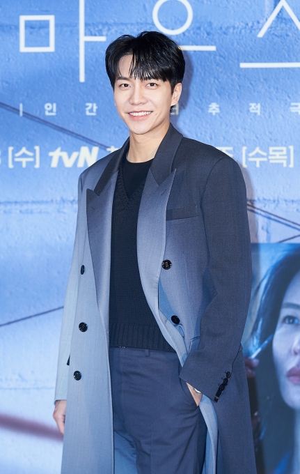 배우 이승기가 3일 온라인으로 진행된 tvN 새 수목드라마 '마우스' 제작발표회에 참석해 포즈를 취하고 있다. [사진=tvN]
