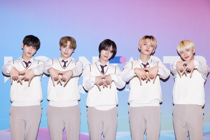 그룹 투모로우바이투게더(TXT)가 21일 진행된 온라인 K-컬쳐 페스티벌 'KCON:TACT3(케이콘택트3)'에 참석해 포즈를 취하고 있다. [사진=CJ ENM]