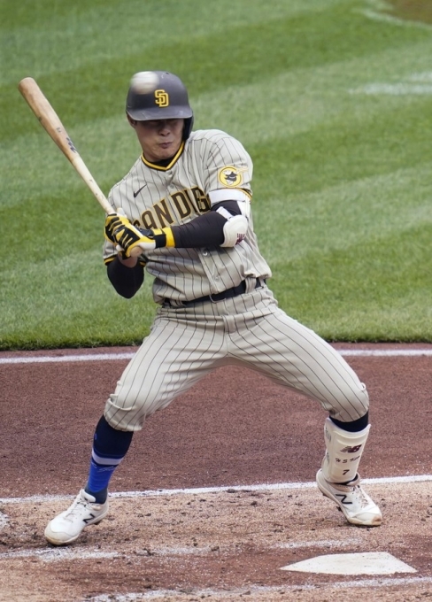 MLB 샌디에이고에서 뛰고 있는 김하성이 16일(한국시간) 열린 피츠버그와 원정 경기 도중 타석에서 몸쪽으로 오는 공을 피하고 있다. [사진=뉴시스]