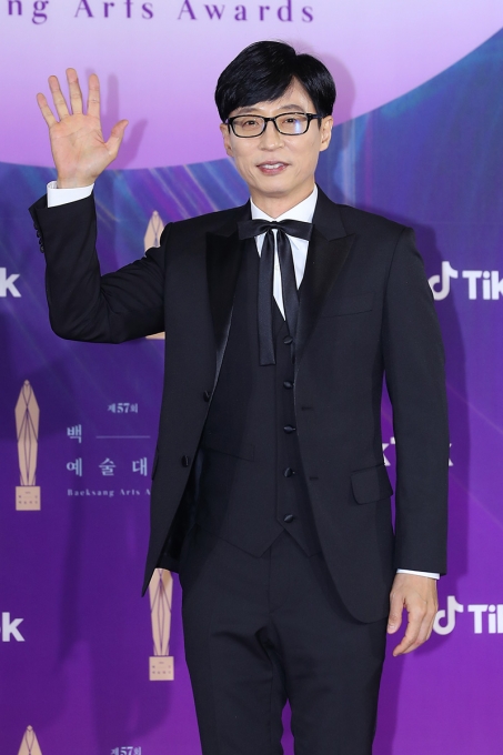 배우 유재석이 13일 오후 열린 제57회 백상예술대상(2021) 시상식에 참석해 레드카펫을 밟고 있다. [사진=백상예술대상 사무국 제공]