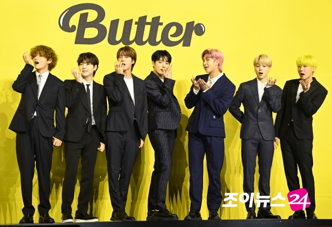 방탄소년단(BTS) 새 디지털 싱글 'Butter' 발매 기념 글로벌 기자간담회가 21일 오후 서울 송파구 방이동 올림픽공원 올림픽홀에서 열렸다. 방탄소년단이 포토타임을 갖고 있다.
