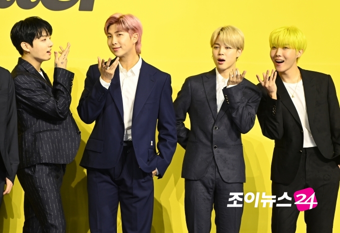 방탄소년단(BTS) 새 디지털 싱글 'Butter' 발매 기념 글로벌 기자간담회가 21일 오후 서울 송파구 방이동 올림픽공원 올림픽홀에서 열렸다. 방탄소년단이 포토타임을 갖고 있다. 