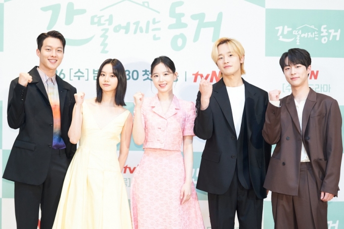 배우 장기용과 이혜리, 강한나, 김도완, 배인혁이 26일 온라인으로 진행된 tvN 새 수목드라마 '간 떨어지는 동거'(연출 남성우/ 극본 백선우, 최보림) 제작발표회에 참석했다 [사진=tvN]