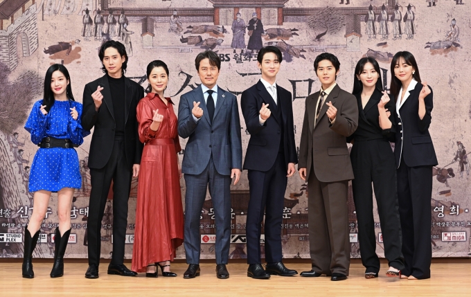 17일 온라인으로 진행된 SBS 새 월화드라마 '조선구마사' 제작발표회에서 출연배우들이 포토타임을 갖고 있다. [사진=사진=SBS]