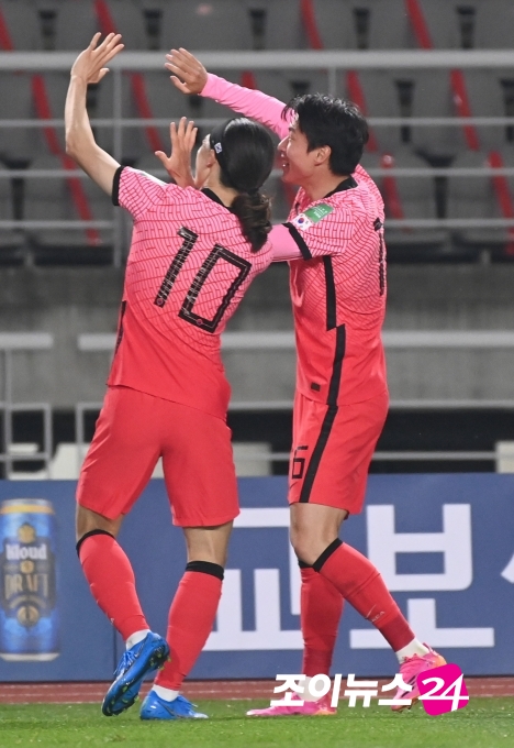 5일 오후 경기도 고양종합운동장에서 2022 국제축구연맹(FIFA) 카타르 월드컵 아시아지역 2차예선 대한민국과 투르크메니스탄의 경기가 펼쳐졌다. 전반 한국 황의조가 선제골을 넣고 기뻐하고 있다.