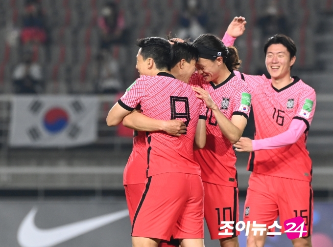 5일 오후 경기도 고양종합운동장에서 2022 국제축구연맹(FIFA) 카타르 월드컵 아시아지역 2차예선 대한민국과 투르크메니스탄의 경기가 펼쳐졌다. 후반 한국 권창훈이 팀의 네 번째 골을 넣고 동료들과 기쁨을 나누고 있다.