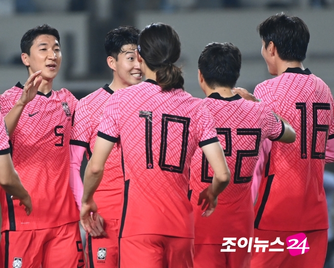 5일 오후 경기도 고양종합운동장에서 2022 국제축구연맹(FIFA) 카타르 월드컵 아시아지역 2차예선 대한민국과 투르크메니스탄의 경기가 펼쳐졌다. 후반 한국 권창훈이 팀의 네 번째 골을 넣고 동료들과 기쁨을 나누고 있다.