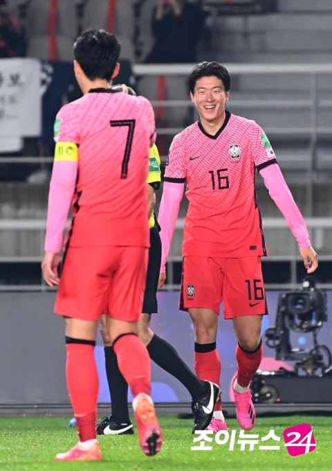 5일 오후 경기도 고양종합운동장에서 2022 국제축구연맹(FIFA) 카타르 월드컵 아시아지역 2차예선 대한민국과 투르크메니스탄의 경기가 펼쳐졌다. 후반 한국 황의조가 팀의 다섯 번째 골을 넣고 손흥민과 기쁨을 나누고 있다.