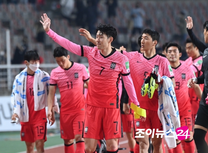 5일 오후 경기도 고양종합운동장에서 2022 국제축구연맹(FIFA) 카타르 월드컵 아시아지역 2차예선 대한민국과 투르크메니스탄의 경기가 펼쳐졌다. 5-0 한국의 대승으로 경기가 끝난 가운데 선수들이 관중에게 인사를 하고 있다. 손흥민의 모습.