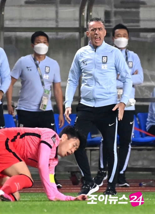 5일 오후 경기도 고양종합운동장에서 열린 2022 국제축구연맹(FIFA) 카타르 월드컵 아시아지역 2차예선 대한민국과 투르크메니스탄의 경기가 5:0 한국의 승리로 끝났다. 전반 손흥민이 상대편의 파울로 넘어지자 벤투 감독이 소리치고 있다.