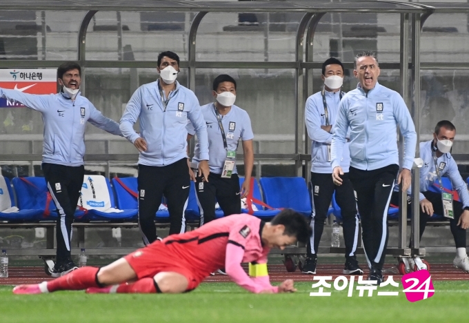 5일 오후 경기도 고양종합운동장에서 열린 2022 국제축구연맹(FIFA) 카타르 월드컵 아시아지역 2차예선 대한민국과 투르크메니스탄의 경기가 5:0 한국의 승리로 끝났다. 전반 손흥민이 상대편의 파울로 넘어지자 벤투 감독이 소리치고 있다.