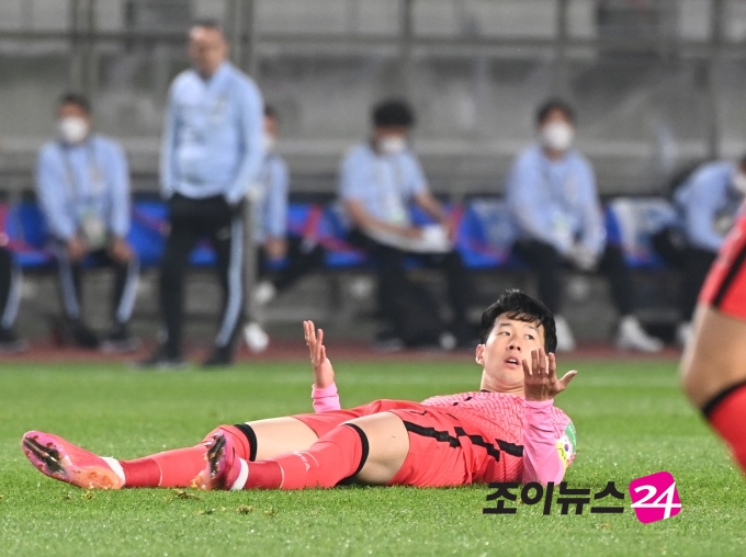 5일 오후 경기도 고양종합운동장에서 열린 2022 국제축구연맹(FIFA) 카타르 월드컵 아시아지역 2차예선 대한민국과 투르크메니스탄의 경기가 5:0 한국의 승리로 끝났다. 전반 손흥민이 상대편의 파울로 넘어진 후 심판을 향해 어필하고 있다.