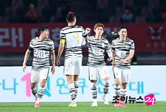 9일 오후 경기도 고양종합운동장에서 2022 FIFA 카타르 월드컵 아시아지역 2차예선 대한민국과 스리랑카의 경기가 펼쳐졌다. 한국 이동경이 두 번째 골읗 넣은 후 기뻐하고 있다.